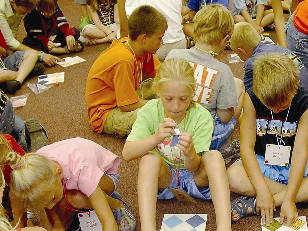 kids making quilt blocks at the library